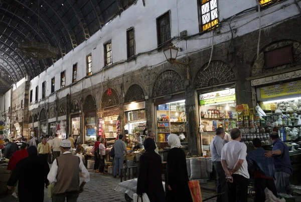 Pessoas no mercado na cidade velha Damaskus — Fotografia de Stock