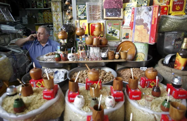 Человек на рынке в Дамаске — стоковое фото