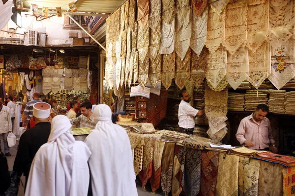 La gente al mercato nel centro storico Damasco — Foto Stock