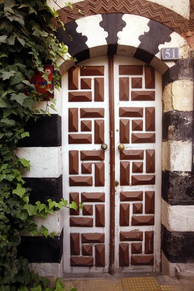 Dekorativa dörr i gamla staden Damaskus — Stockfoto
