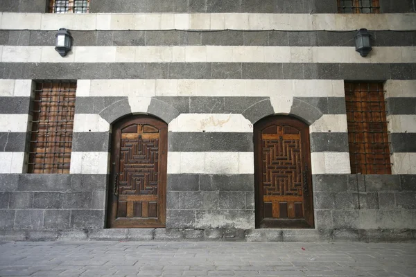 Portas decorativas em cidade velha Damaskus — Fotografia de Stock