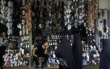 Ayakkabı seçme hijabs Arap kadınları