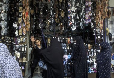 Ayakkabı seçme hijabs Arap kadınları