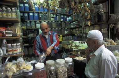 Müşteri Satıcı gösteren baharat 