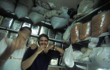 iki adam bakkal dükkanında gülümseyen 