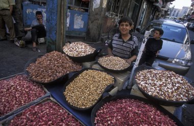 kasada gülümseyen satıcı çocuk 