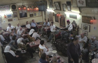 Suriye kafede Abu gölgeli hikayeci