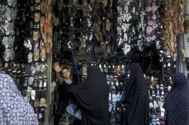Ayakkabı seçme hijabs Arap kadınları