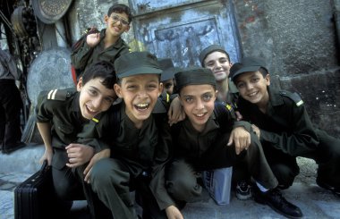 küçük erkek gülümseyen grup