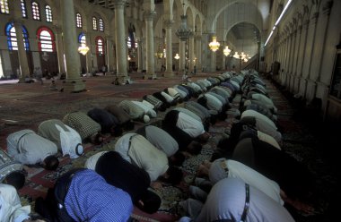Erkekler namaz Emevi Camii gerçekleştirme