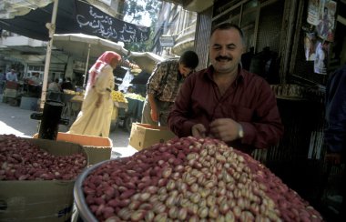 kasada gülümseyen satıcı