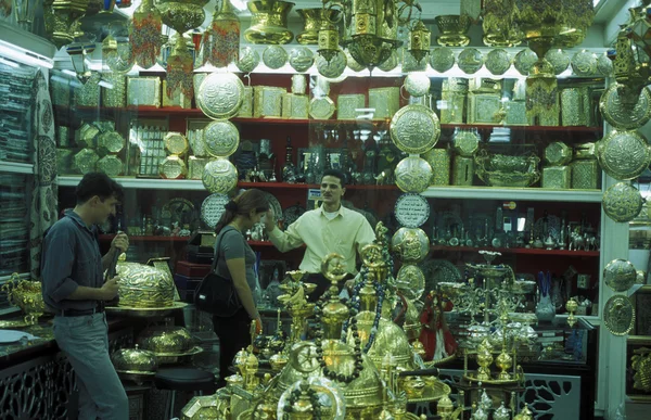 Vendedor en el mostrador de la tienda de recuerdos — Foto de Stock