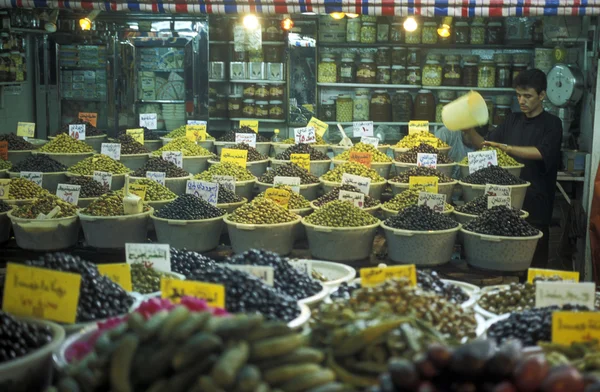 Basin dengan zaitun di pasar — Stok Foto