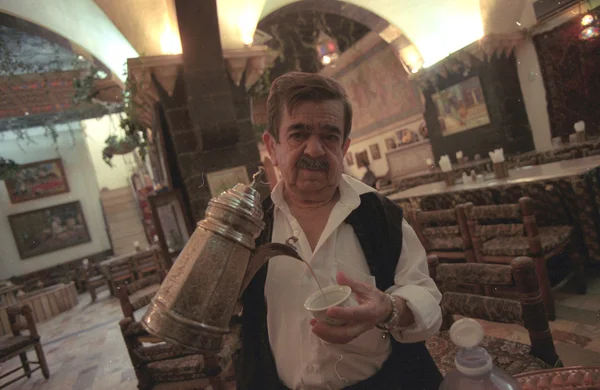 Σερβιτόρος έκχυση τσάι στο αραβικό καφέ — Φωτογραφία Αρχείου