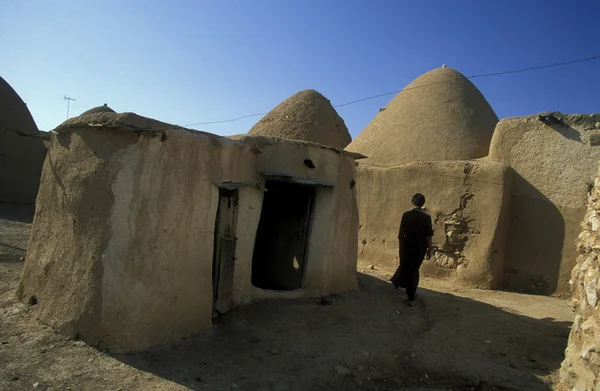 People near traditional clay houses — Stock Photo, Image