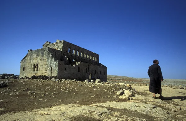 Yerebatan Mushabbak kalıntıları yürüyen adam — Stok fotoğraf