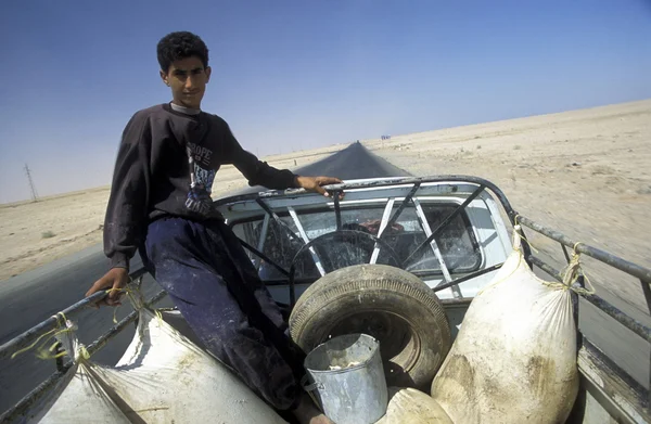 道路上の車のアラブの若者 — ストック写真