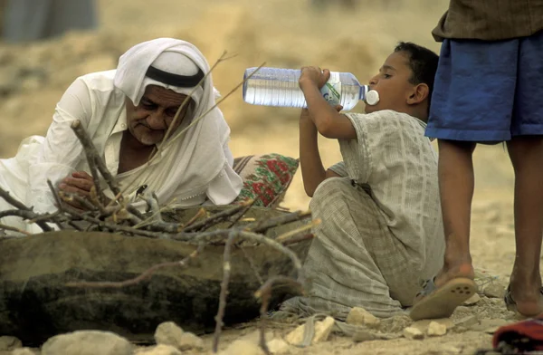 Homem árabe e dois meninos descansando — Fotografia de Stock