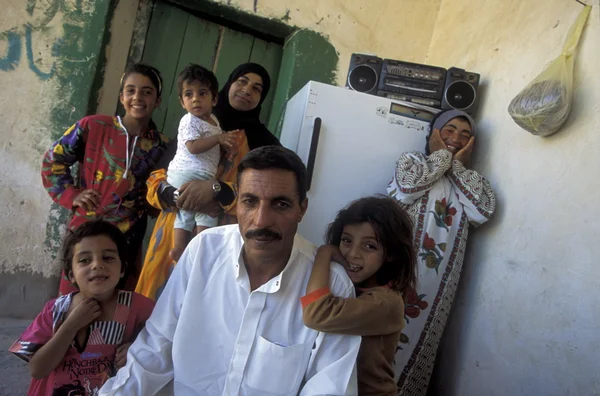 Счастливая арабская семья в традиционной одежде — стоковое фото