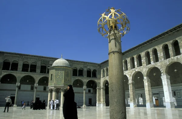 Люди во дворе мечети Омейядов — стоковое фото