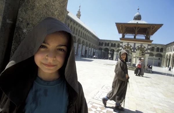 Arab children in courtyard of Umayyad Mosque — Stock Photo, Image