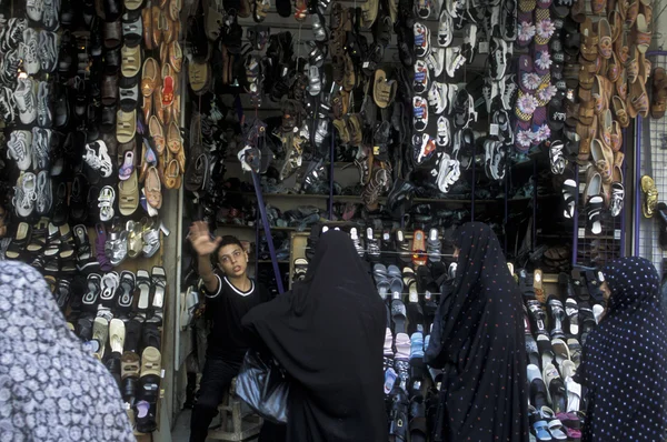 Αραβικά γυναίκες στην hijabs επιλογή των υποδημάτων — Φωτογραφία Αρχείου