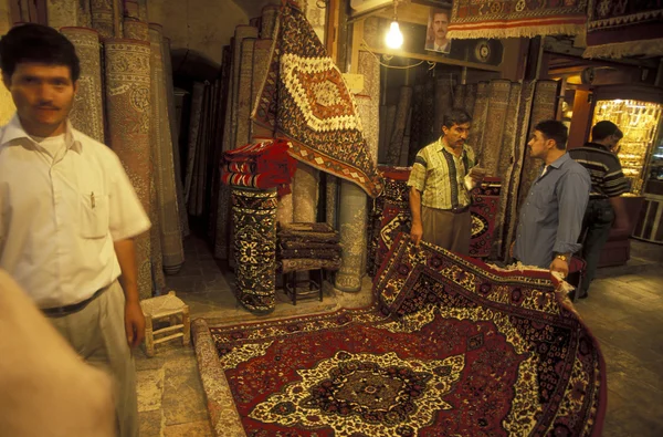Venditore che mostra tappeto al cliente — Foto Stock