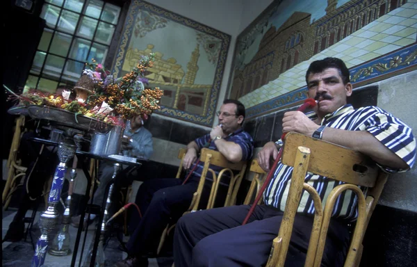 吸烟在咖啡馆在阿勒颇的水烟的客户 — 图库照片