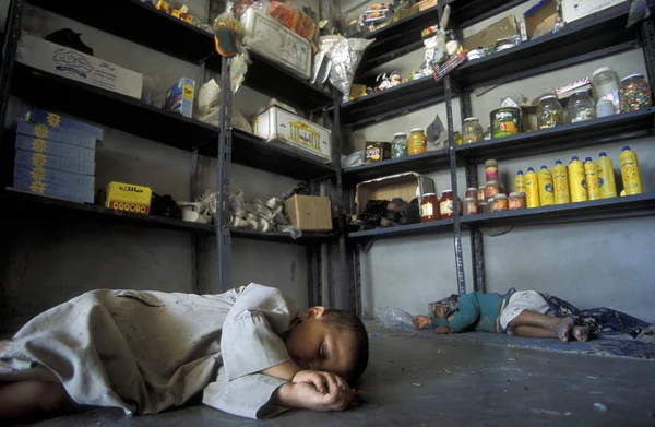Dzieci śpiące na piętrze sklep spożywczy — Zdjęcie stockowe