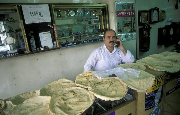 Venditore seduto al bancone con le pastiglie — Foto Stock