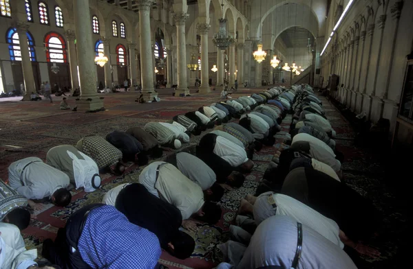 Homens realizando namaz na mesquita omíada — Fotografia de Stock