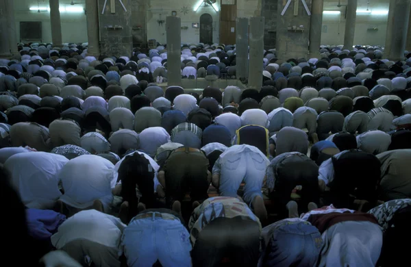 Lidé v mešita Omar — Stock fotografie