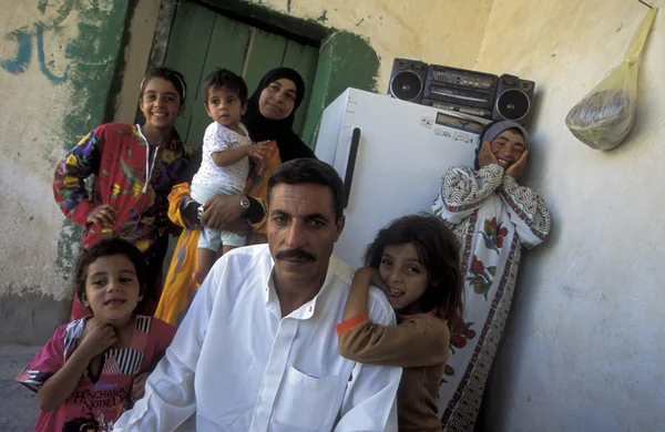 Familia árabe feliz en ropa tradicional — Foto de Stock