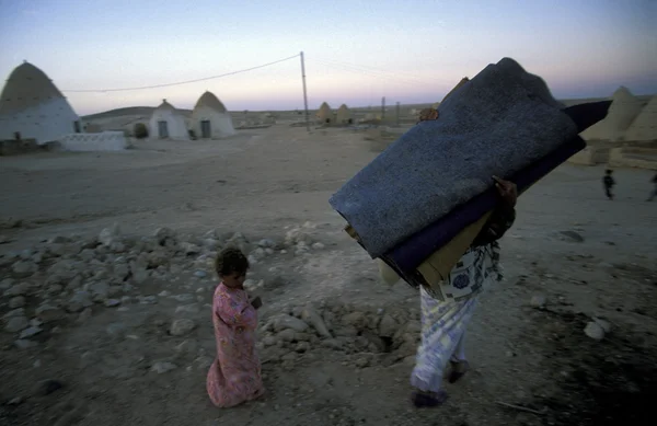 Människor nära traditionella lera hus — Stockfoto
