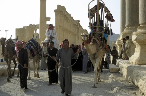 Människor nära den staden Palmyra i Syrien — Stockfoto