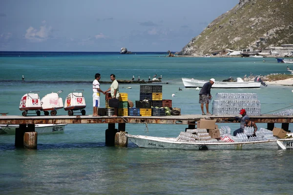 Hamnen i byn på ön Gran Roque — Stockfoto