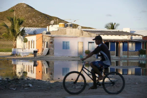 骑在自行车上，在村子里的男人 — 图库照片
