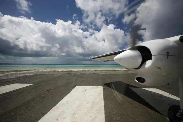 Aeropuerto en la playa en el pueblo en la isla de Gran Roque —  Fotos de Stock