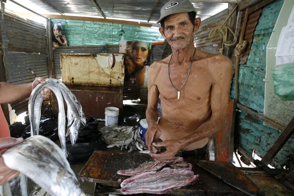 Fiskmarknaden vid stranden i staden Juangriego — Stockfoto