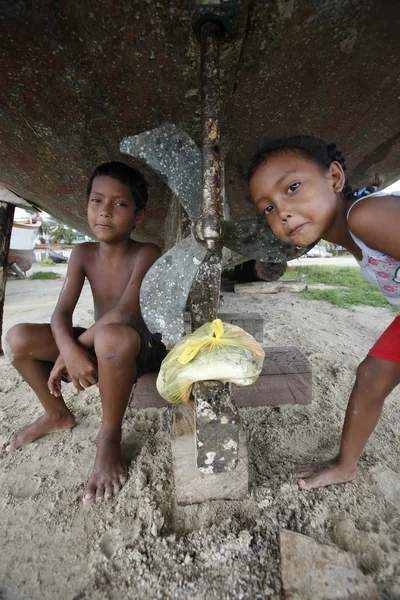 Niño en la costa en la playa en el pueblo de El Tirano — Foto de Stock