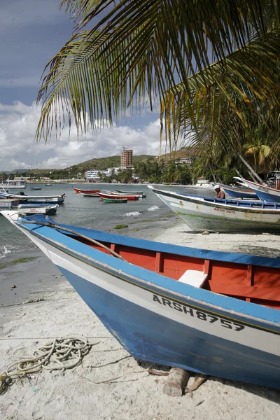 Barcos na praia da cidade de Pampatar — Fotografia de Stock