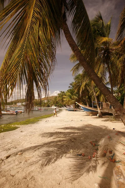 Båtar på stranden av staden Pampatar — Stockfoto