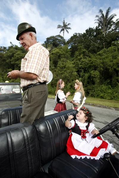 Desfile com carros antigos — Fotografia de Stock