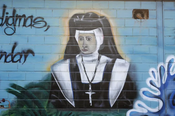 Bilder av en nunna i en väg i den stad av Choroni — Stockfoto