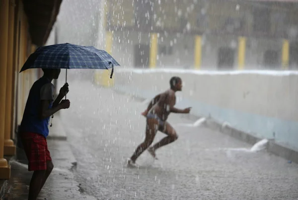 Дети играют под дождем — стоковое фото