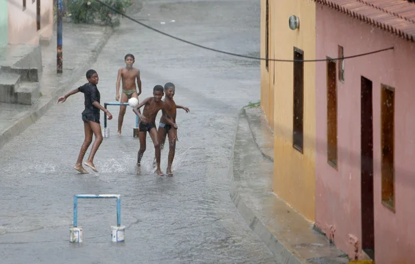 孩子们玩足球在雨中 — 图库照片