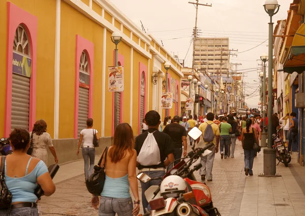 人们在购物街，在 Valencia — 图库照片