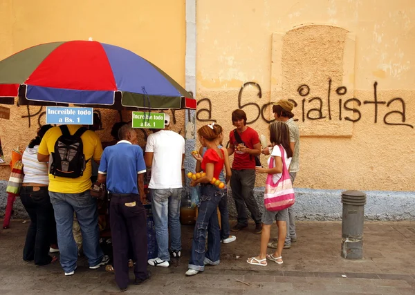 Människor på shoppinggatan i Valencia — Stockfoto
