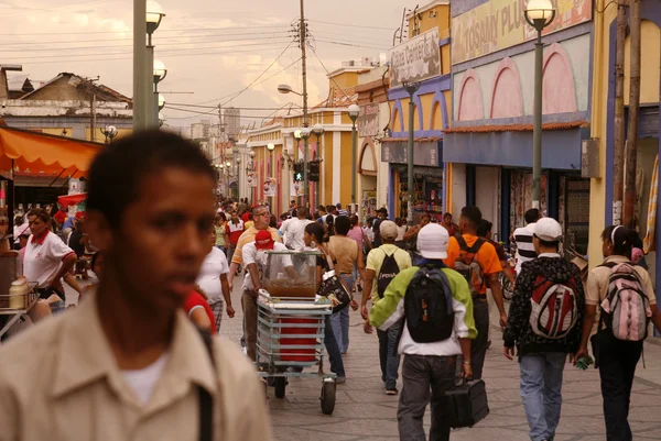 Pessoas na rua comercial em Valência — Fotografia de Stock