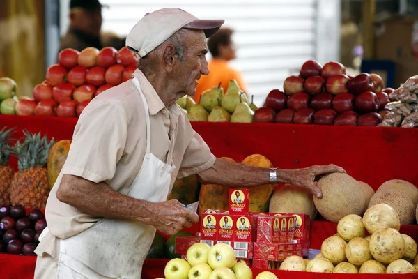 Люди на фруктовом рынке — стоковое фото